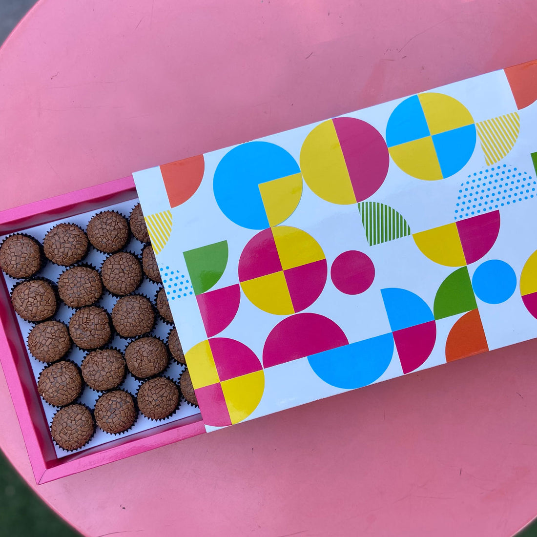 Caixa Para 50 Brigadeiros Base Branca C/ Berço Confeitaria Joy - PCT 10un
