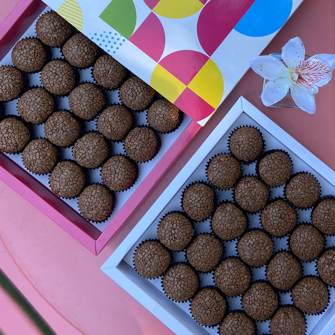 Caixa Para 25 Brigadeiros Base Rosa C/ Berço Confeitaria  Mosaico